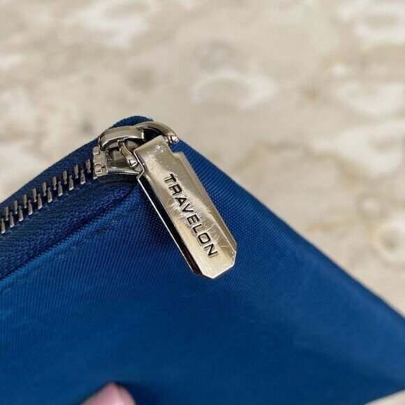 Travelon RFID Blocking Single Zip Nylon Wallet - Picture 4 of 11
